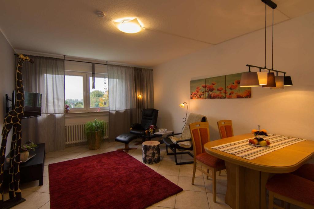 uma sala de estar com uma mesa e uma sala de jantar em Ferienwohnung 'zimmer Frei' em Gelsenkirchen