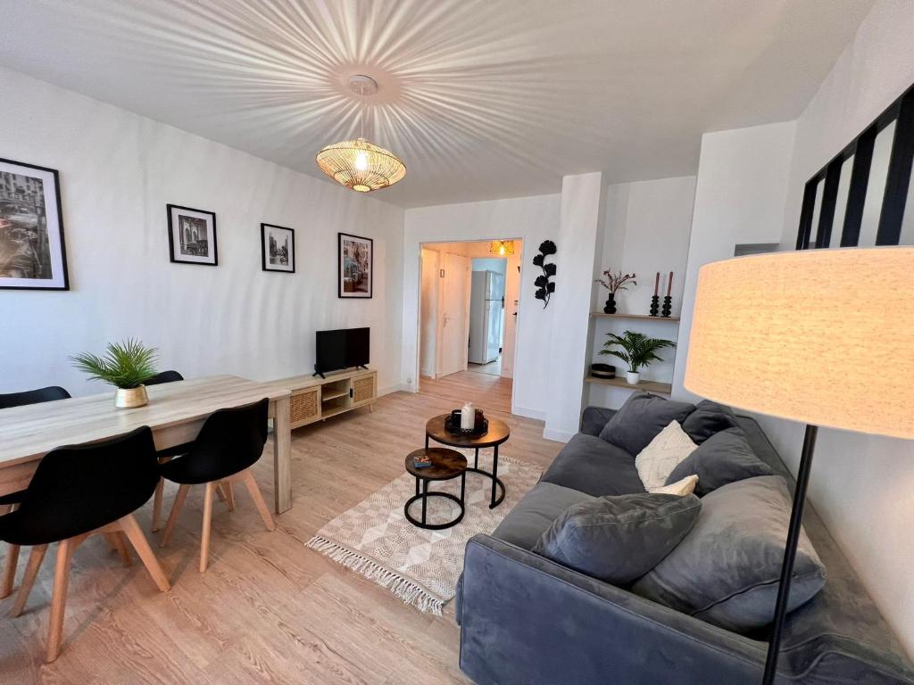 un salon avec un canapé et une table dans l'établissement L'horizon Cathare - Sublime vue Cité Médiévale, à Carcassonne