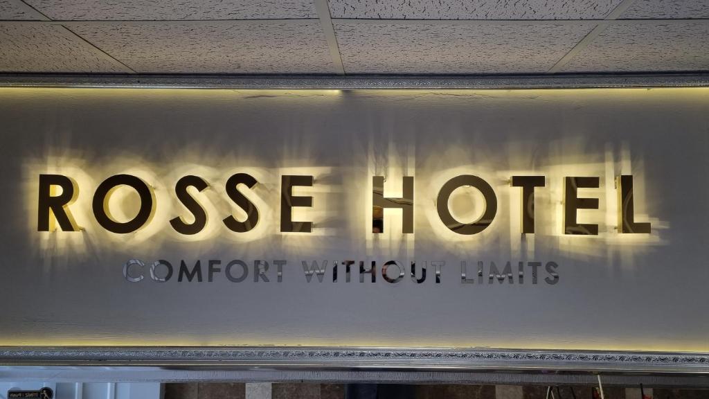Rosse Hotel في إسنيورت: علامة على فندق الورود على الحائط