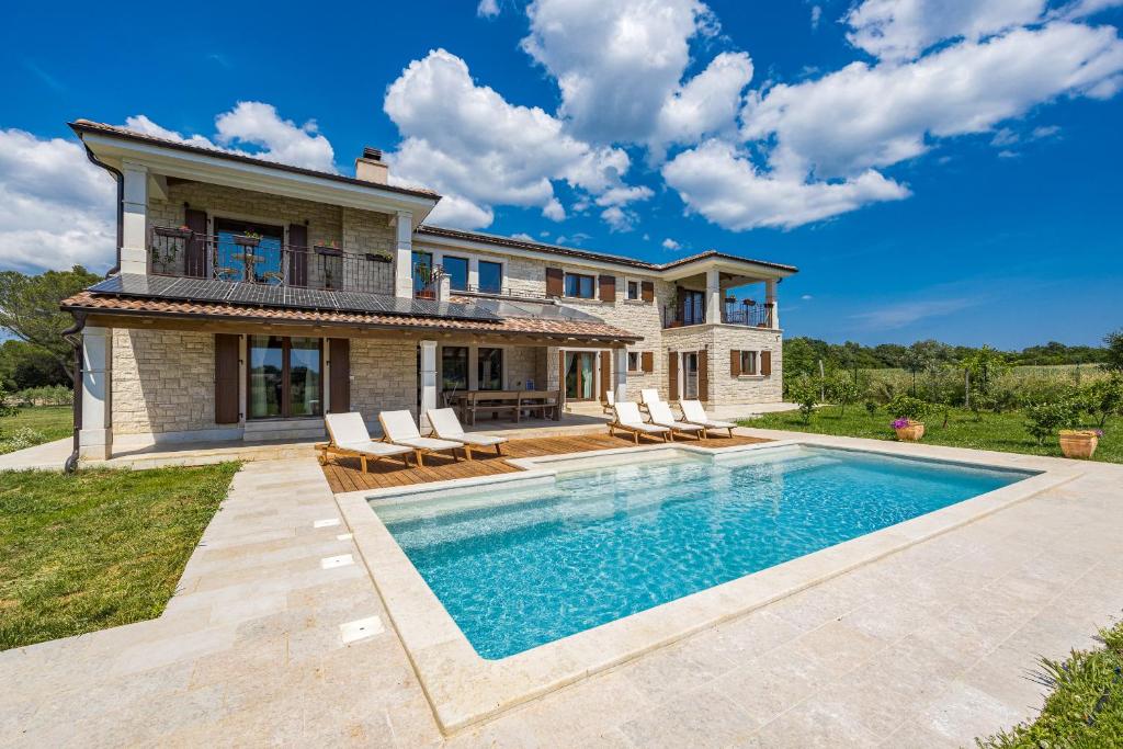 Bazén v ubytovaní Villa Campagna near Fažana with 7250m2 large garden and sauna alebo v jeho blízkosti