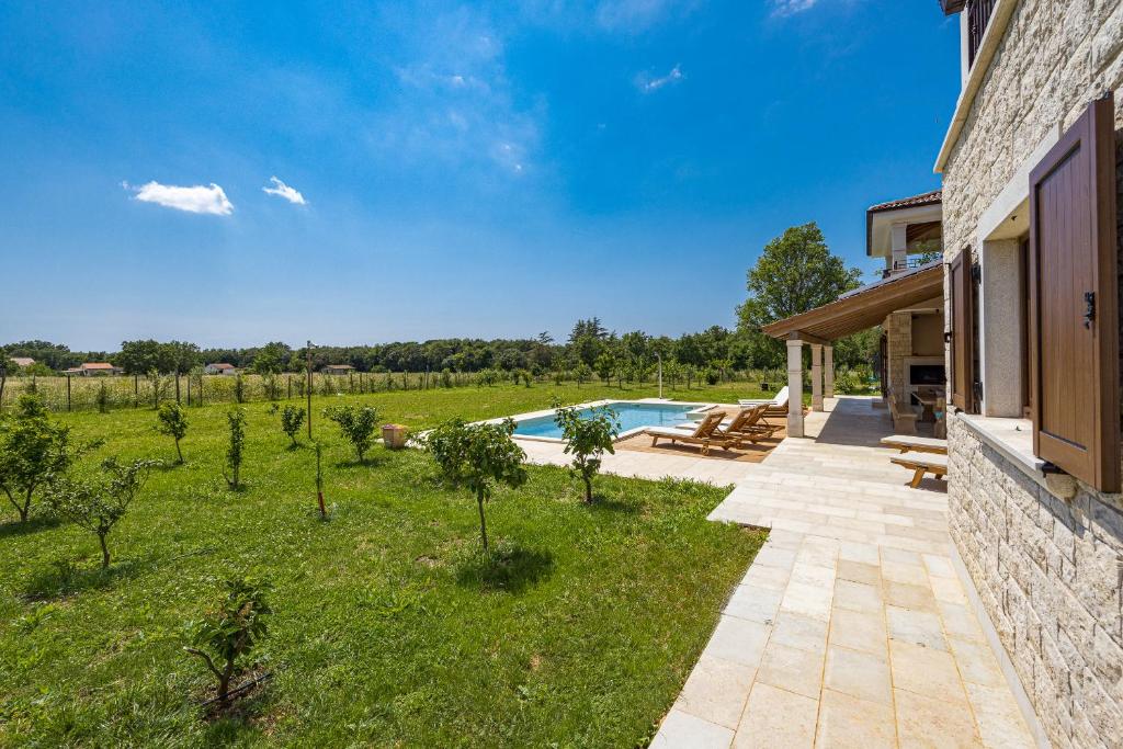 Bazén v ubytovaní Villa Campagna near Fažana with 7250m2 large garden and sauna alebo v jeho blízkosti