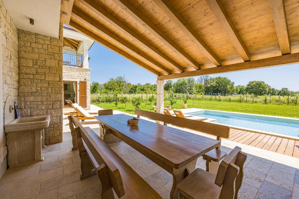 Bazén v ubytovaní Villa Campagna near Fažana with 7250m2 large garden and sauna alebo v jeho blízkosti