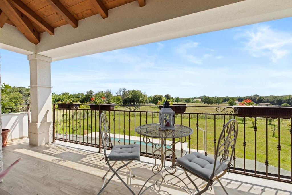 Balkón alebo terasa v ubytovaní Villa Campagna near Fažana with 7250m2 large garden and sauna