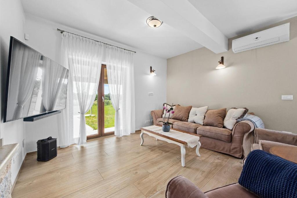 Posedenie v ubytovaní Villa Campagna near Fažana with 7250m2 large garden and sauna