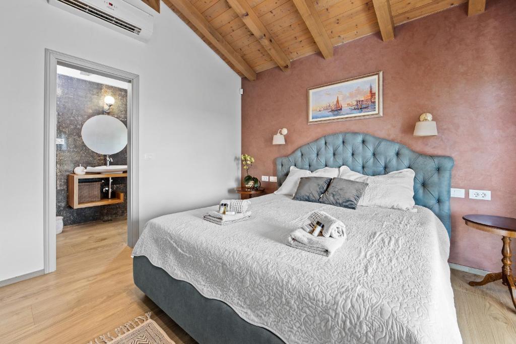 Posteľ alebo postele v izbe v ubytovaní Villa Campagna near Fažana with 7250m2 large garden and sauna
