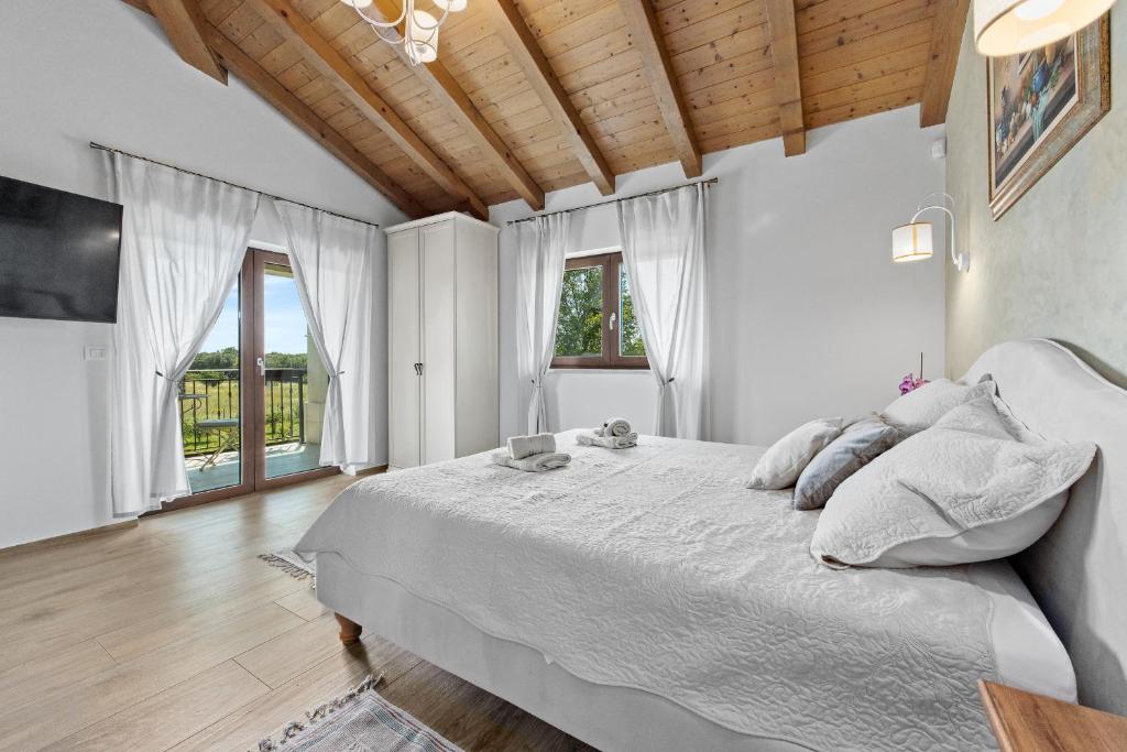 Posteľ alebo postele v izbe v ubytovaní Villa Campagna near Fažana with 7250m2 large garden and sauna