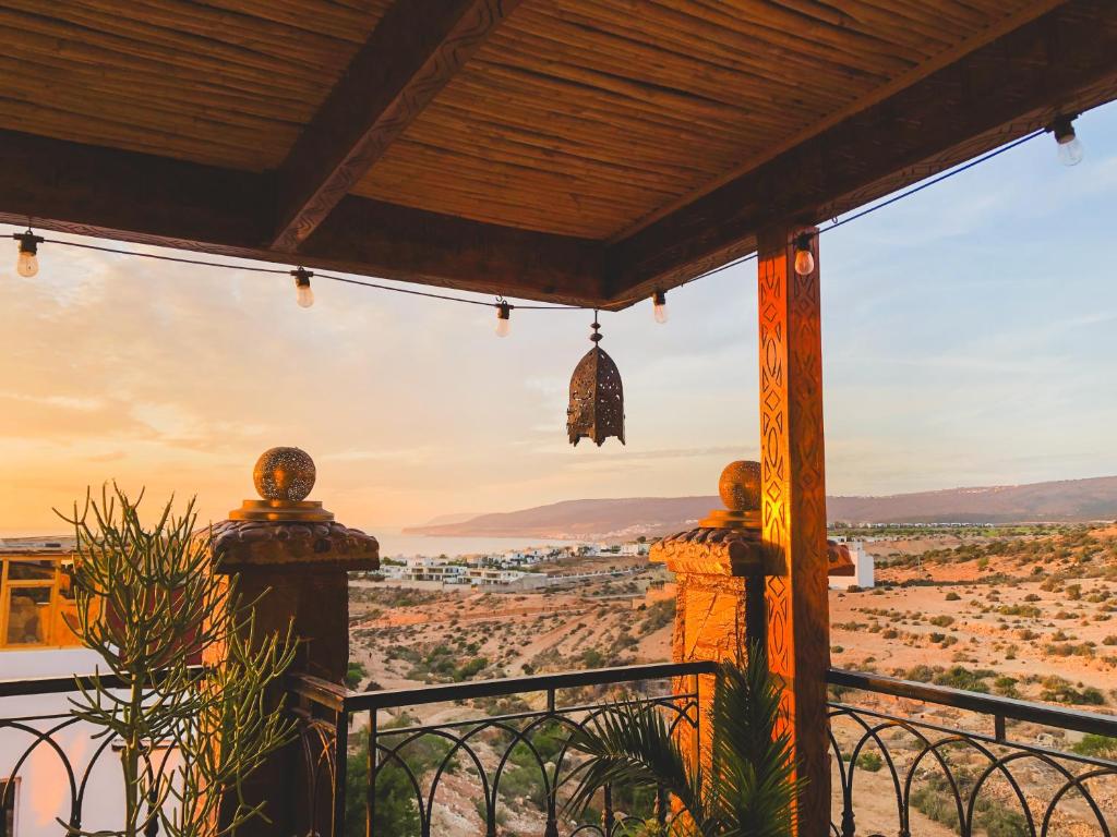 uitzicht op de woestijn vanaf het balkon van een huis bij Panorama Guesthouse in Agadir