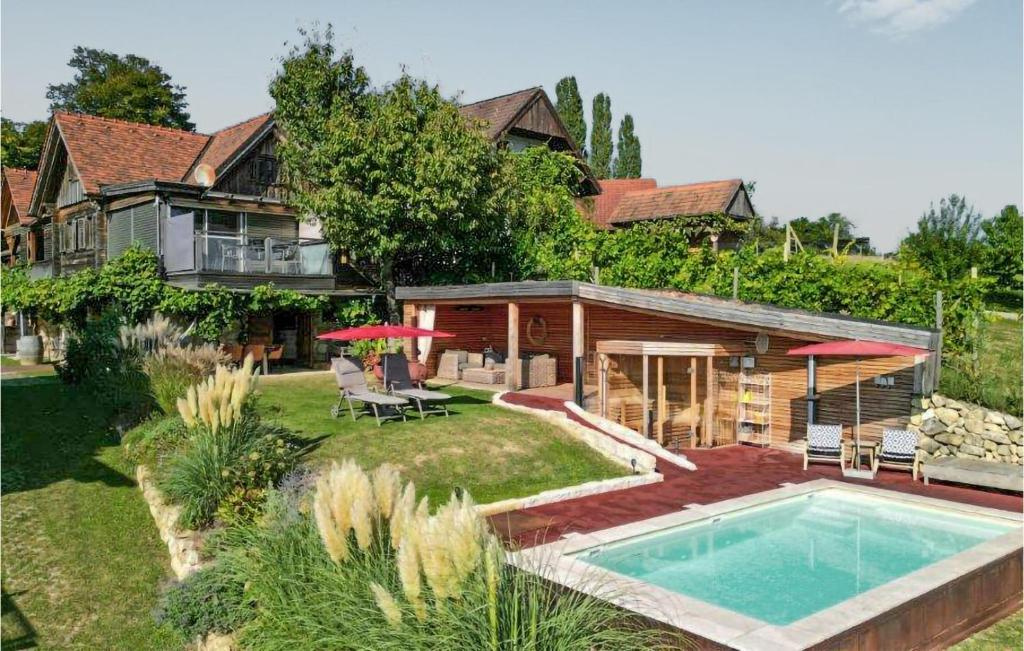 una casa con piscina en el patio en Beautiful Home In Breitenfeld With House A Panoramic View, en Breitenfeld an der Rittschein