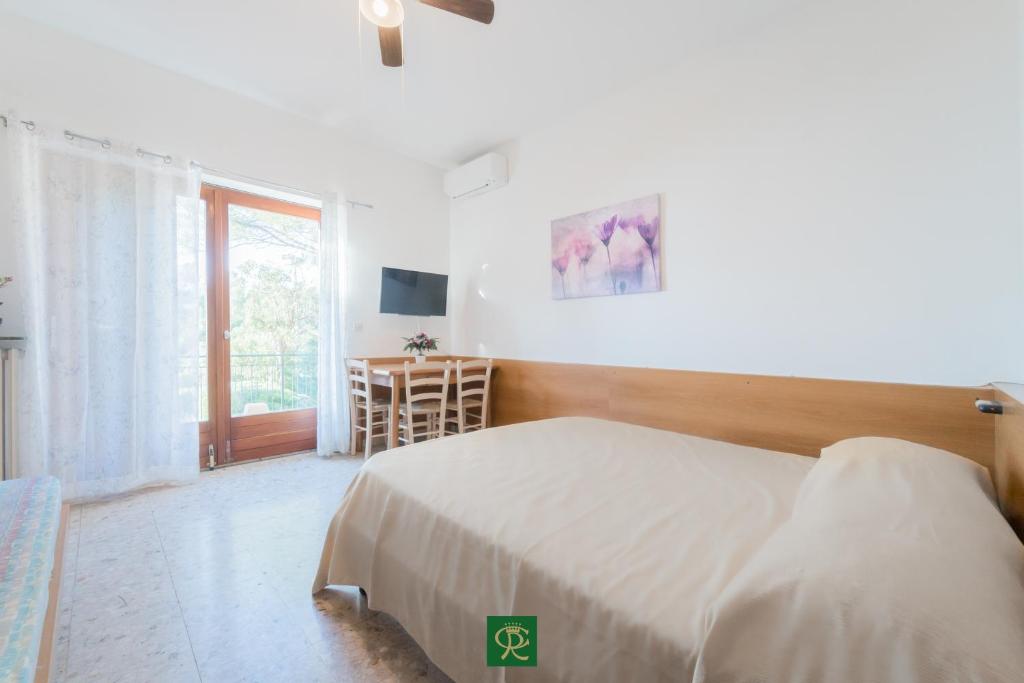 A bed or beds in a room at Residence Baia di Norsi