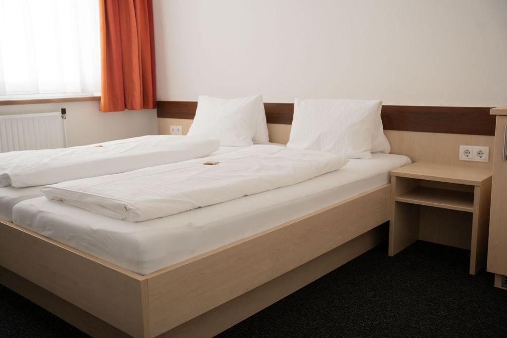 Postel nebo postele na pokoji v ubytování Frühstückspension Auer - Haus Kargl