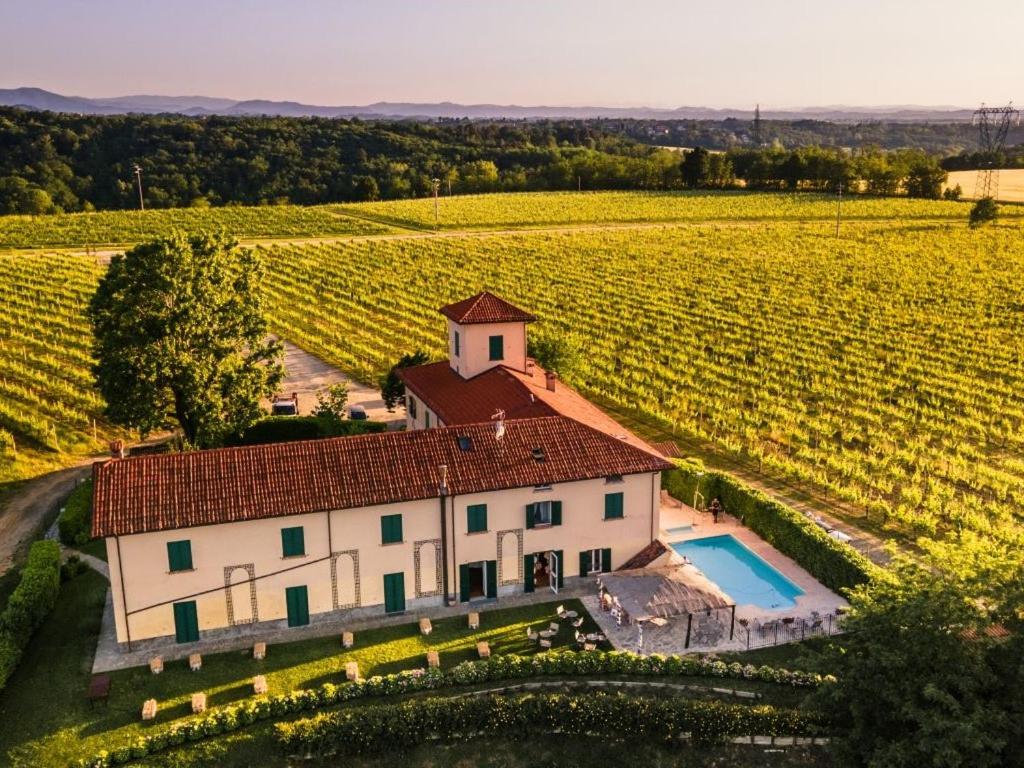 uma vista aérea de uma casa numa vinha em Agriturismo Tenuta la Marchesa em Novi Ligure