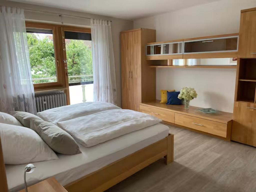 - une chambre avec un grand lit et une fenêtre dans l'établissement Haus Boscher, à Pappenheim