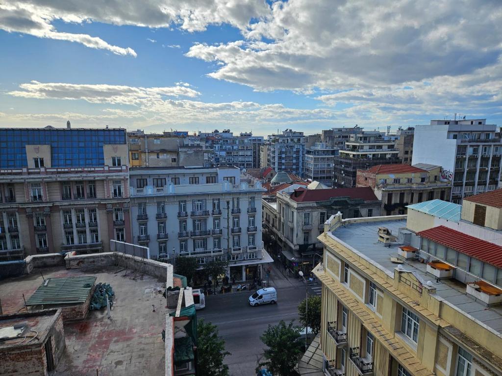 een luchtzicht op een stad met gebouwen bij Syggrou Open View Apt in Thessaloniki