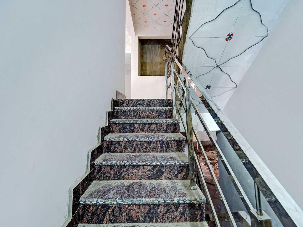 una escalera en un edificio con escalera en OYO Flagship Hotel S Square Guest House, en Patna