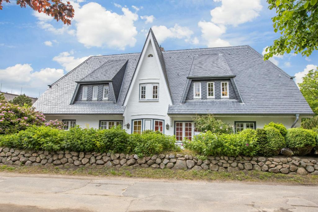 a white house with a gray roof at Sueder Ech in Keitum