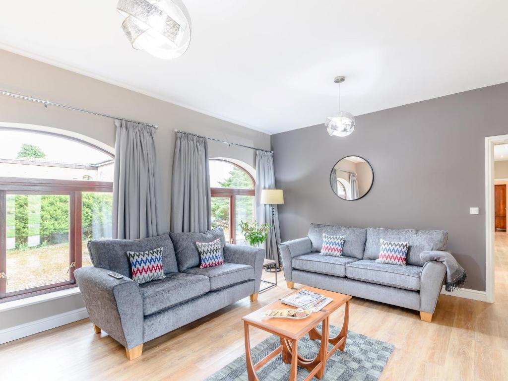 Sala de estar con 2 sofás y mesa en 2 bed property in Hamsterley 80003, en High Etherley