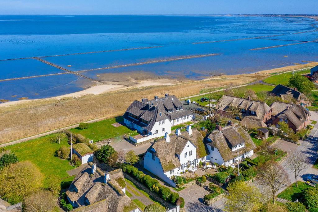 eine Luftansicht eines Hauses mit Meerblick in der Unterkunft Wattläufer in Keitum