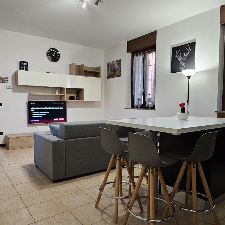 een keuken en een woonkamer met een tafel en een bank bij Casa Moderna Olgiate in Olgiate Olona
