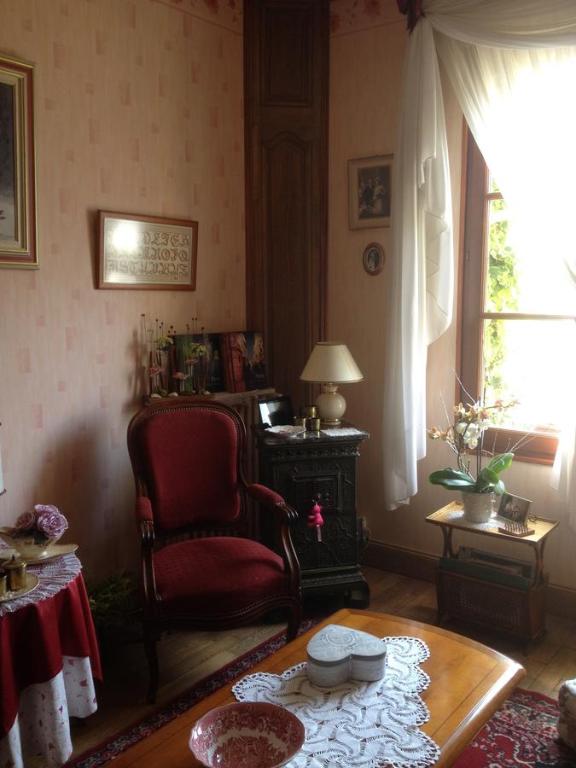 ヴェルダン・シュル・ムーズにあるChambres D'Hôtes Des 3 Roisのリビングルーム(椅子、テーブル付)