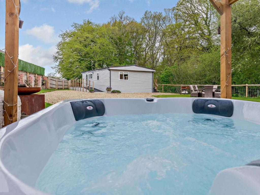 a large plunge pool in a yard with a fence at 2 Bed in Woodgreen 82875 in Godshill