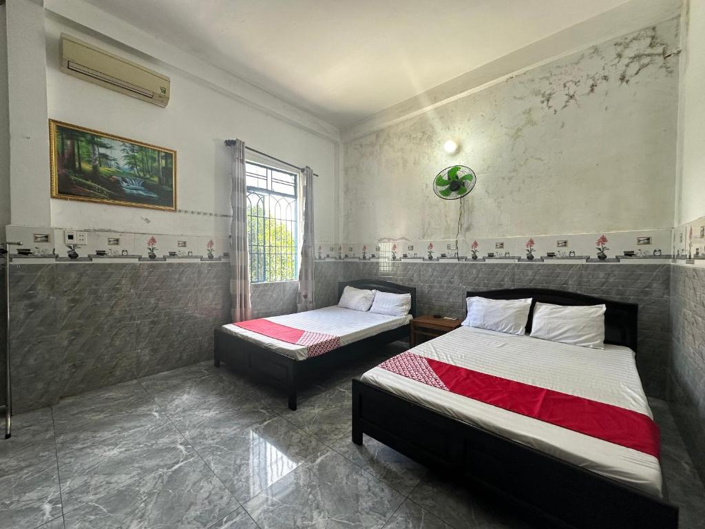 a bedroom with two beds and a window at SPOT ON 1222 Song Han Motel in Da Nang