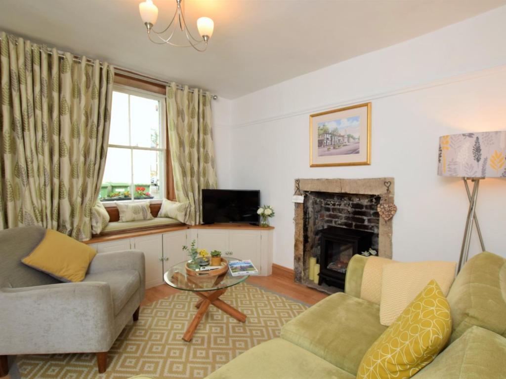 uma sala de estar com um sofá e uma lareira em 2 bed in Cockermouth SZ123 em Cockermouth