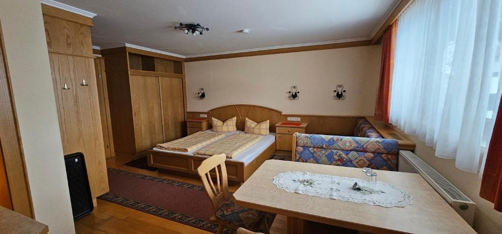 Postel nebo postele na pokoji v ubytování Hotel-Garni Pramstraller