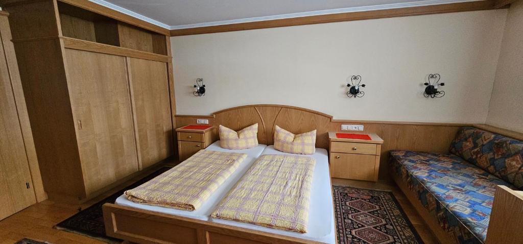 Postel nebo postele na pokoji v ubytování Hotel-Garni Pramstraller
