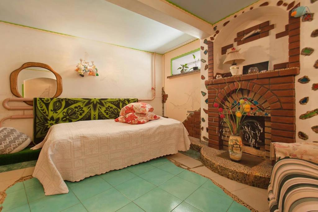 سرير أو أسرّة في غرفة في Kyzyl-Armeyskaya Guest House