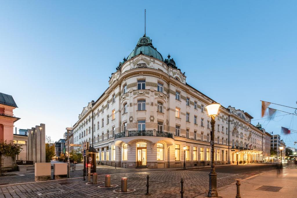 リュブリャナにあるGrand Hotel Union Eurostarsの通り灯りの大きな建物