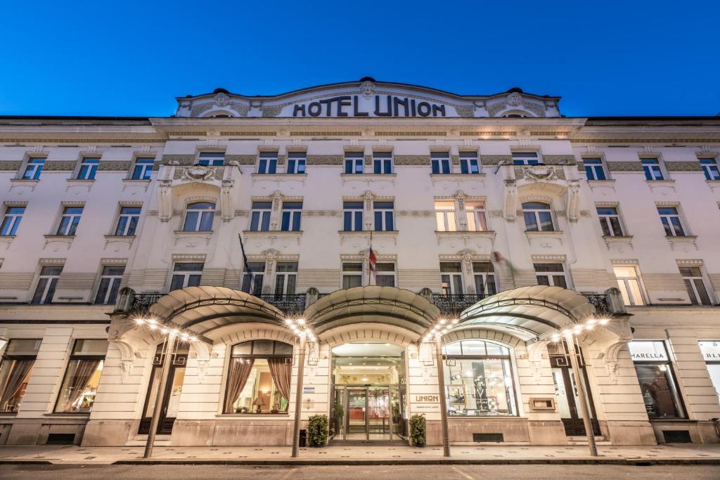 een weergave van de voorkant van het hotel lincoln bij Grand Hotel Union Eurostars in Ljubljana