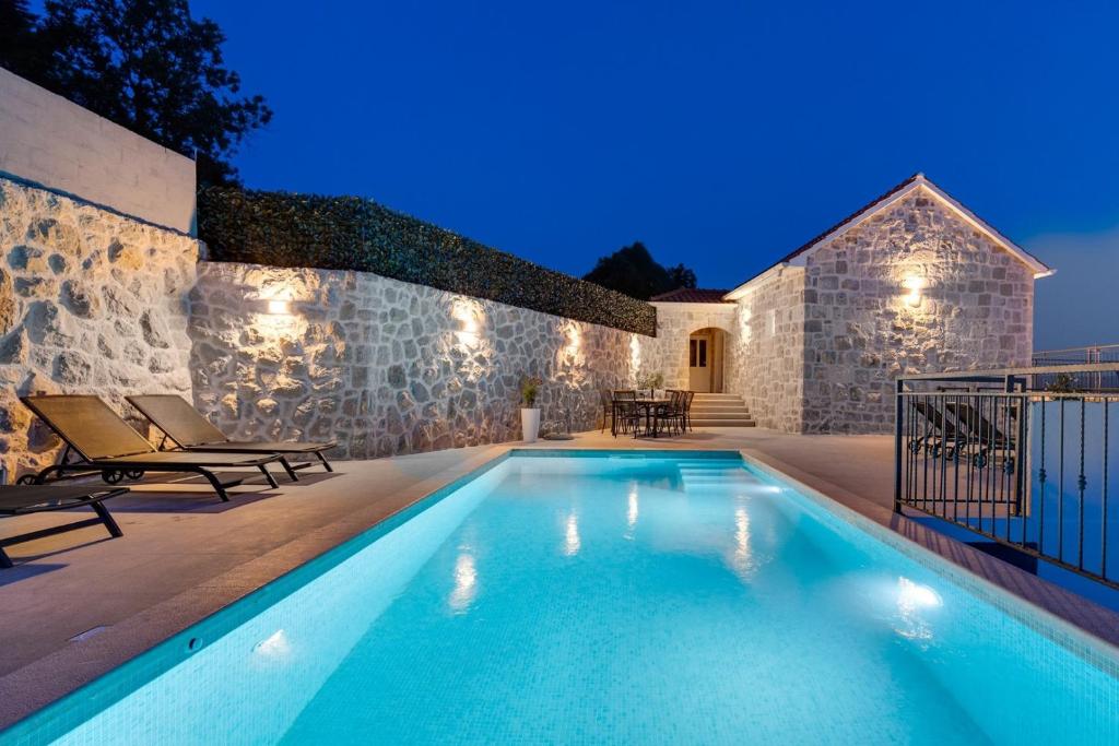 Bazén v ubytovaní New! Villa KING with private pool with hydromassage, 4 bedrooms, 3km from sea and town Omiš alebo v jeho blízkosti