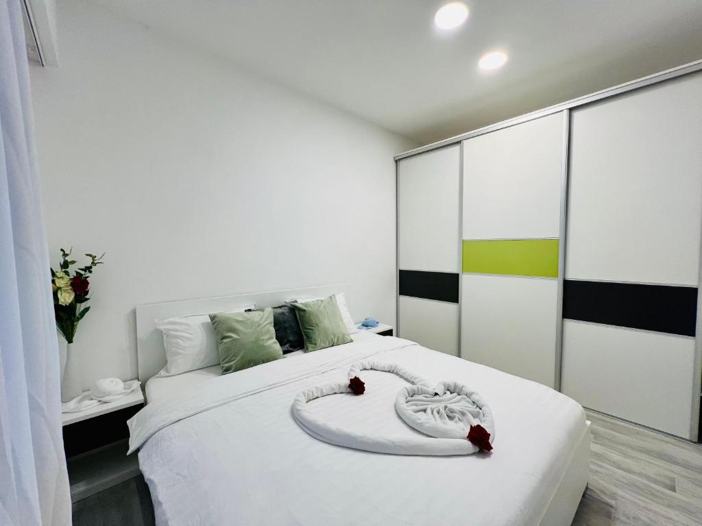 - une chambre avec un grand lit blanc et une grande fenêtre dans l'établissement Appa Hostel, à Zagreb