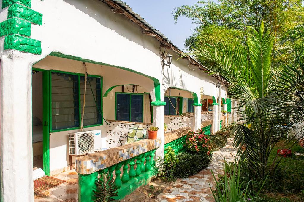 Happy Corner Lodge Janjangbureh 5