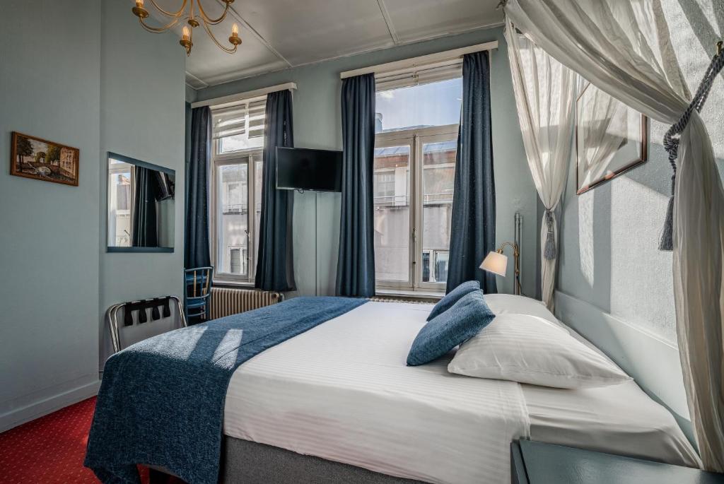 Postel nebo postele na pokoji v ubytování Hotel Van Eyck