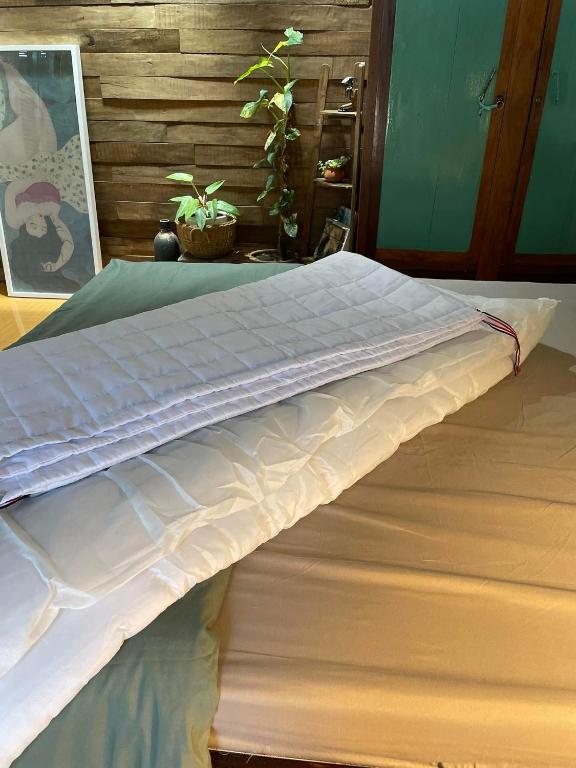 Postel nebo postele na pokoji v ubytování Cọ Cùn homestay/Handmade/Artwork