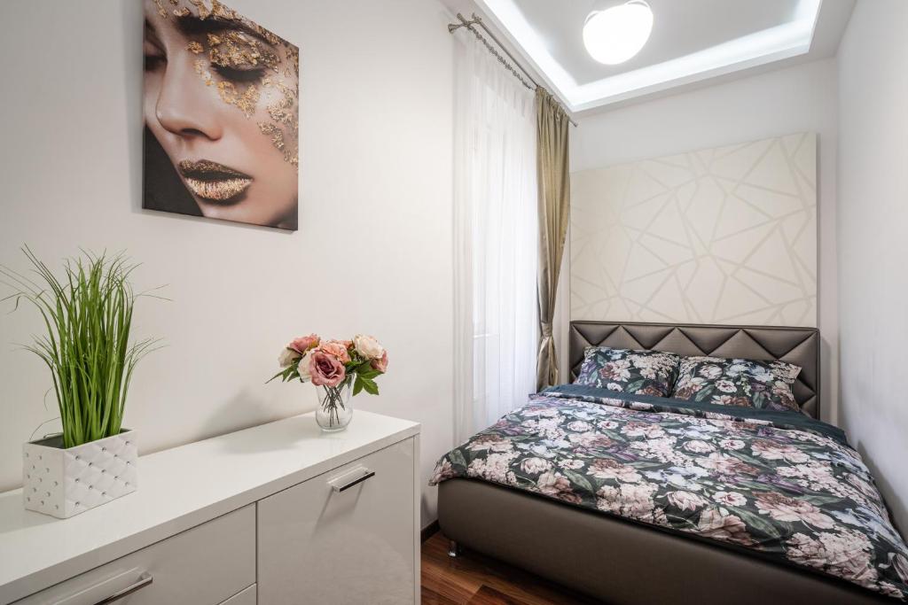 Postel nebo postele na pokoji v ubytování Centrum Opera Luxury apartment with free garage
