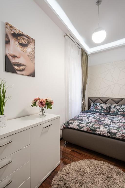Postel nebo postele na pokoji v ubytování Centrum Opera Luxury apartment with free garage