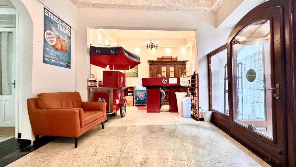 uma sala de estar com uma cadeira e uma lareira em New Generation Hostel Belgrade Center em Belgrado