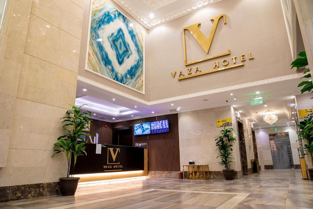un vestíbulo de un hotel wales con un cartel en la pared en فازا سويت تشغيل مؤسسه سويت لتشغيل الفنادق, en Yeda
