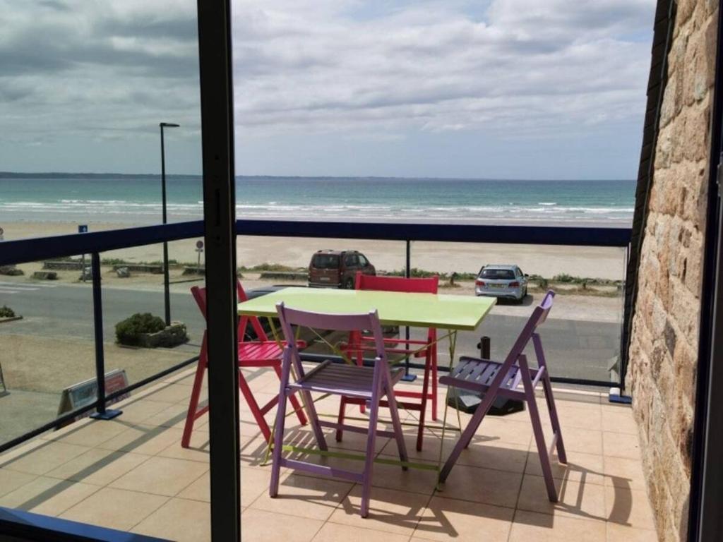 Saint-NicLes Océanes - Vue Mer的海滩景阳台配有桌椅