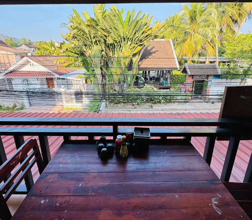 una macchina fotografica su una panchina sul balcone di Singharat Boutique House a Luang Prabang