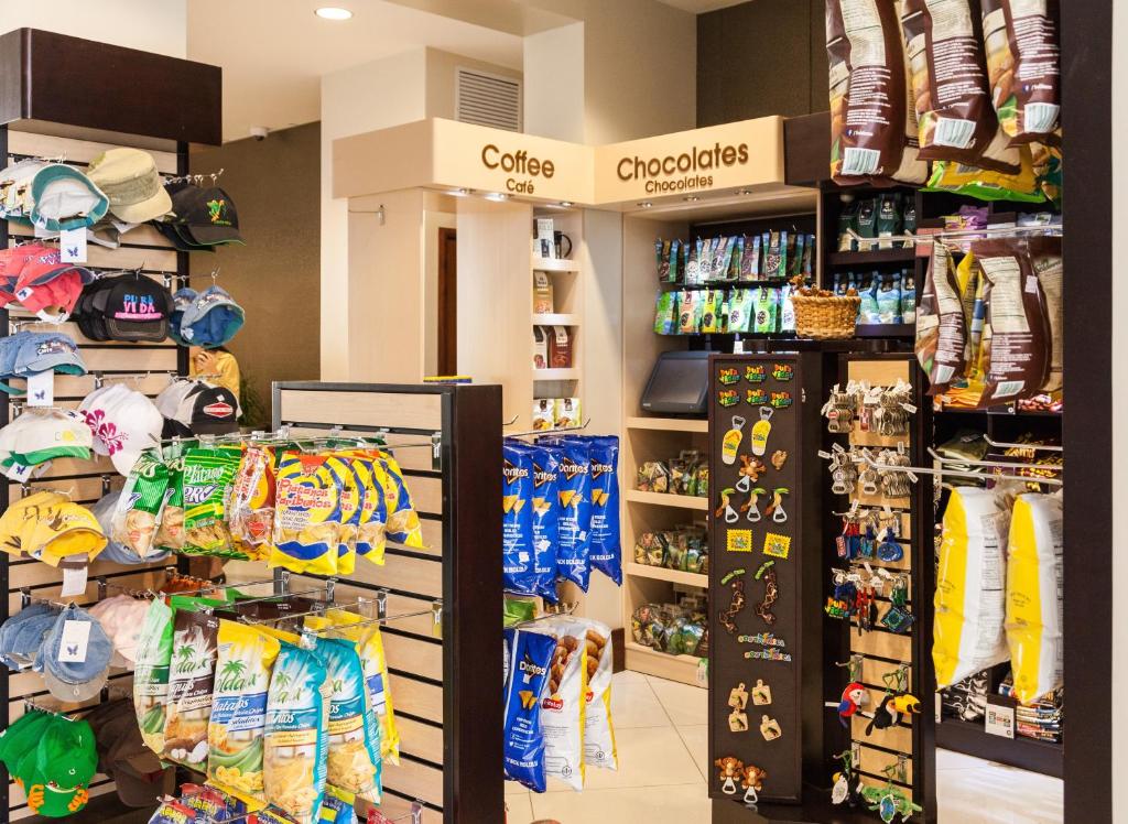 Supermarket nebo jiné obchody v  hotelu nebo okolí