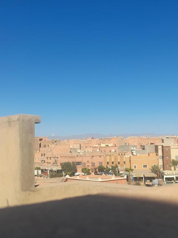 widok na miasto z dachu budynku w obiekcie Appartement Sariq Ouarzazate w mieście Warzazat