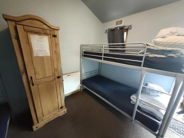 een kleine kamer met een stapelbed en een deur bij Fernando's place in Dublin