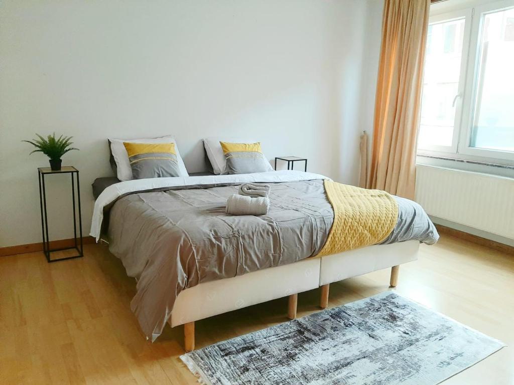 - une chambre avec un grand lit dans l'établissement Evere home - Private room, à Bruxelles