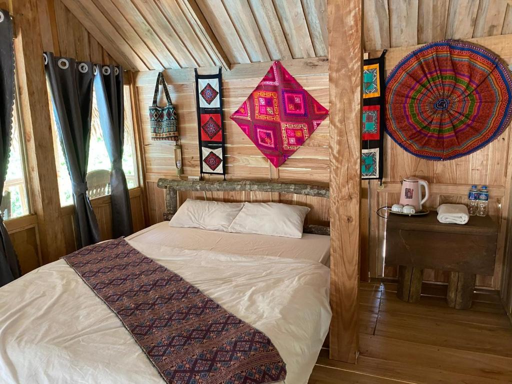 ein Schlafzimmer mit einem Bett mit Drachen an der Wand in der Unterkunft MAI HICH FARMSTAY 2 in Mai Hạ