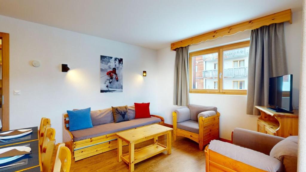 - un salon avec un canapé et une table dans l'établissement Pracondu RENOVE OUTDOOR & FUN appartement 2 chambre 6 personnes, à Nendaz