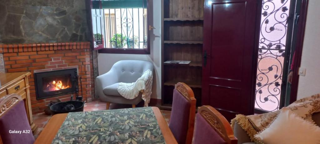 勞哈爾德亞恩達拉斯的住宿－Casa Pilar Seco，客厅配有桌子和壁炉