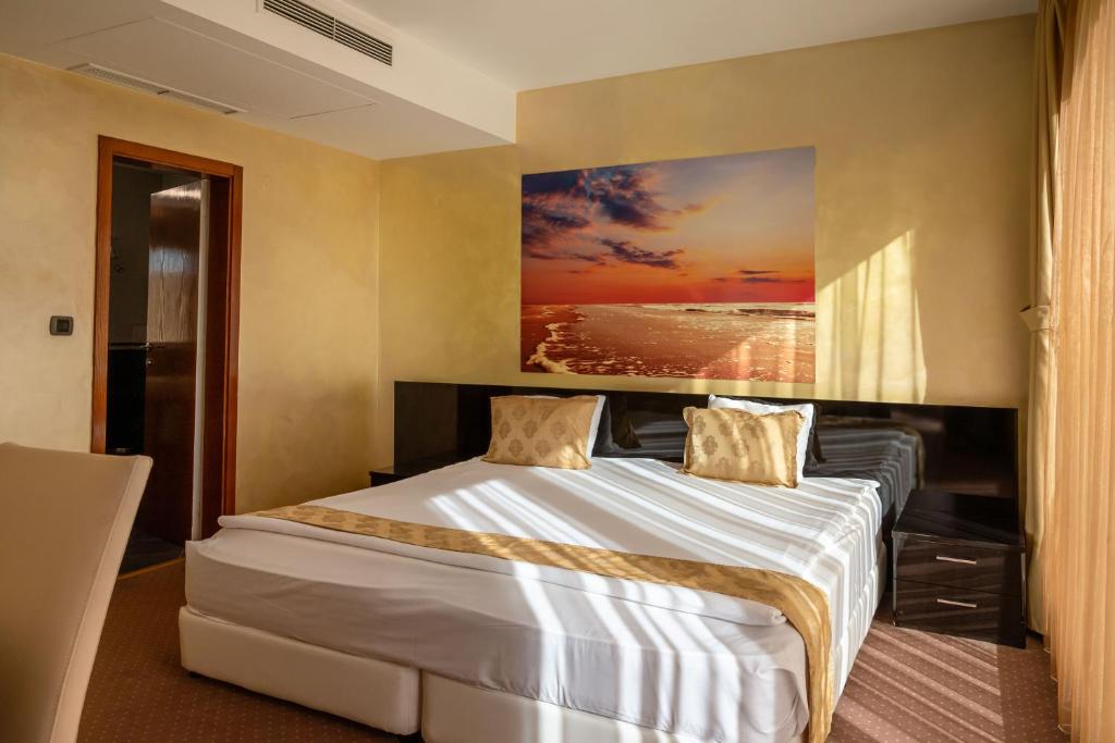 Europe Hotel - free underground parking - Double Room With Free Underground Parking